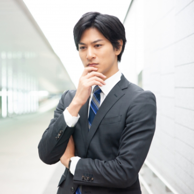 悩む男性