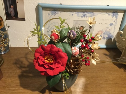お正月のアレンジ花を作る